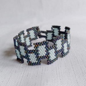 Bransoletka koralikowa  "Czerń i błękit"