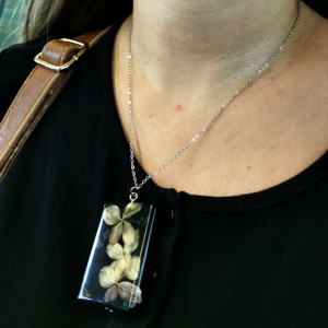 Hortensja, wisiorek z hortensją, retro, vintage, suszone kwiaty, brązowy wisiorek, czarny wisior