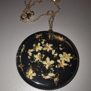 Okrągły wisior, czarna biżuteria, kwiaty, stal, vintage, nostalgia