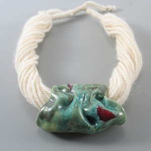 Naszyjnik z wełny z ceramiką, turkus z czerwienią