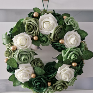 Dekoracyjny, różany wianek w subtelnych, stonowanych kolorach.