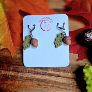 Kolczyki wiszące jesienny motyw żołędzi.