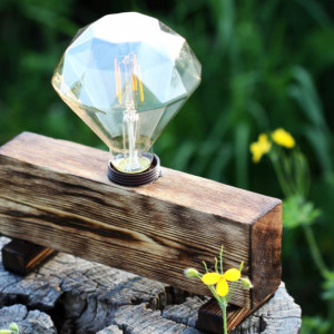 Drewniana lampka nocna na nóżkach, lampa stołowa z drewna świerkowego