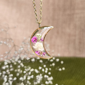 złota zawieszka złoty wisiorek naszyjnik żywica z żywicy kwiaty z kwiatami księżyc kwiaty żywica biżuteria różowa gipsówka