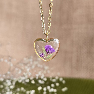 Złota zawieszka złoty wisiorek kwiat naszyjnik żywica z żywicy kwiaty serce serduszko fioletowa gipsówka
