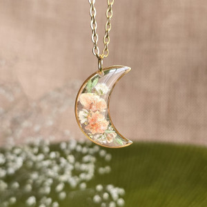 złota zawieszka złoty wisiorek naszyjnik żywica z żywicy kwiaty z kwiatami księżyc kwiaty żywica biżuteria różowa gipsówka