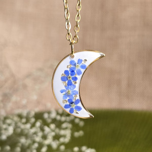 złota zawieszka złoty wisiorek naszyjnik żywica z żywicy kwiaty z kwiatami księżyc kwiaty żywica biżuteria niezapominajki