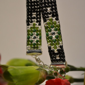 Bransoletka tkana z koralików (czerń + zieleń)