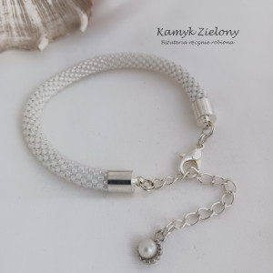 Bransoletka koralikowa biała z perełką