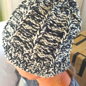 Czapka oversize czarno-biała