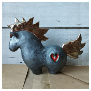 Czarny koń z sercem