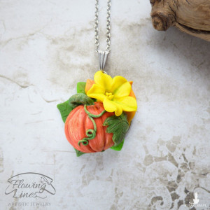 Wisiorek z kwitnącą dynią