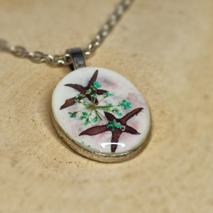 Mały wisiorek z żywicy - kwiaty zatopione w żywicy