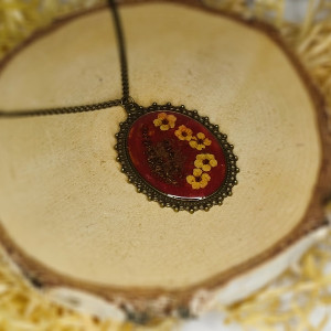 Medalion - wisiorek z żywicy z kwiatami, antyczne złoto