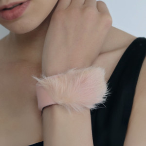 Bransoletka różowa skórzana duża, futro