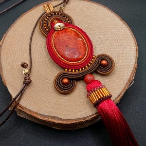 BORDOWO-BRĄZOWY WISIOR SUTASZ