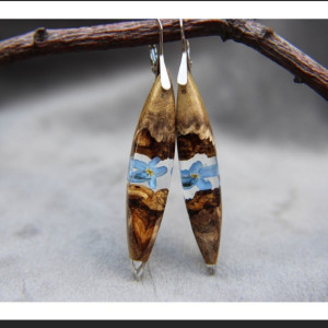 kolczyki z drewna i niezapominajki