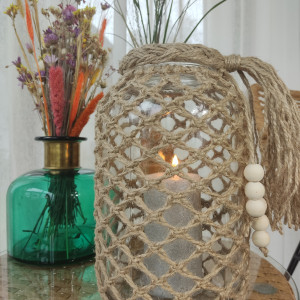 Duży lampion wykonany z sznurka jutowego