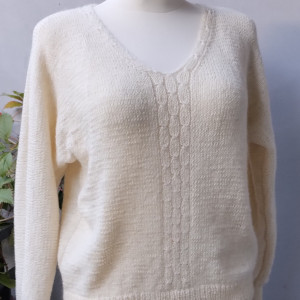 Sweterek w ecru