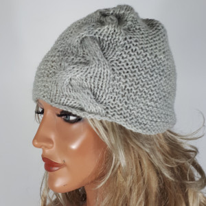 Wełniana czapka w jasnej szarości