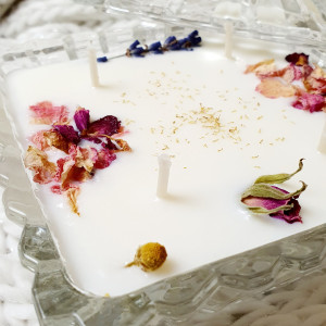 Unikatowa duża świeca sojowa w szklanej cukiernicy, zapach goździków z pomarańczą