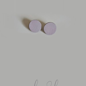 Kolczyki małe liliowe jagodowe koła ze skóry naturalnej minimalistyczne