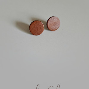 Kolczyki małe brązowe koniakowe koła ze skóry naturalnej minimalistyczne