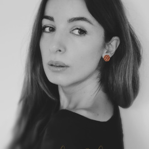 Kolczyki małe brązowe koniakowe koła faktura wąż ze skóry naturalnej minimalistyczne