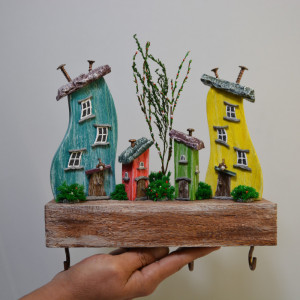 Kolorowy drewniany wieszak na klucze, 4 domki 4 haczyki