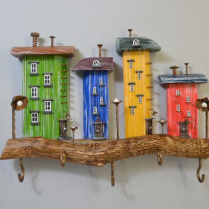 Kolorowy drewniany wieszak na klucze, małe domki, dekoracyjny wieszak ścienny