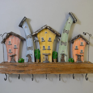 Drewniany wieszak na klucze na ścianę z  magicznymi domkami, 7 haczyków