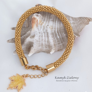 Bransoletka w kolorze matowego złota z listkiem - wykończenia ze stali szlachetnej