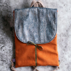 Brązowy plecak z czerwoną pikowaną klapą