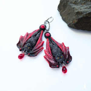 Kolczyki ze zwisającym nietoperzem z czerwoną kropelką
