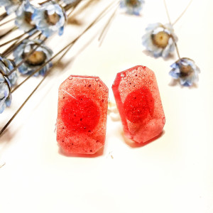 Piękne, ręcznie robione kolczyki z żywicy epoksydowej w subtelnym, różowym kolorze, które delikatnie mienią się perłowym blaskiem