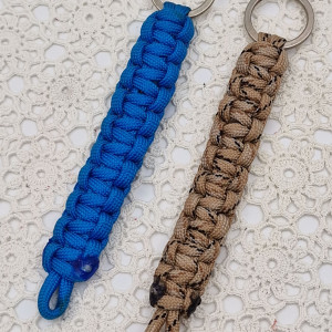 Brelok Paracord niebieski lub beżowy linka kółko mocy