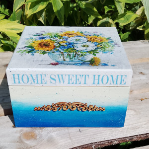 Szkatułka drewniana z letnim bukietem