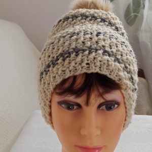 Czapka w paski z pomponem