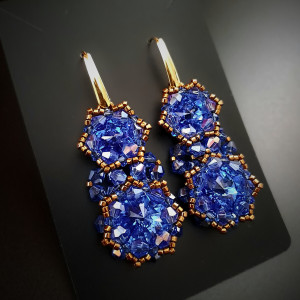 Eleganckie kolczyki z niebieskimi kryształkami i kamieniami