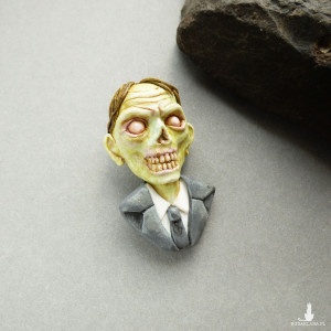 Przypinka z biurowym zombie