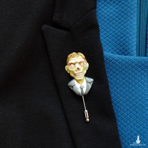 Broszka z biurowym zombie