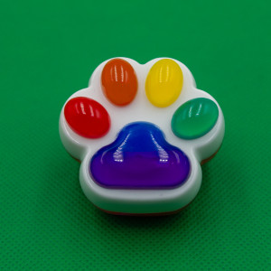 Tęczowy przycisk do papieru