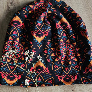 Czapka w kolorowe mandale na czarnym tle  dla każdego