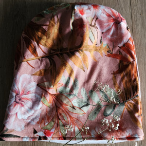 Czapka w kwiaty i liście brzoskwiniowa z polarem