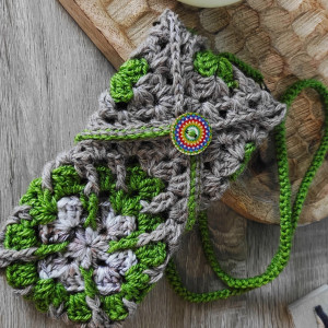 Etui na telefon z włóczki.