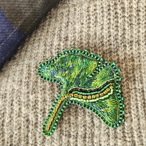 Liść miłorzębu - haftowana broszka