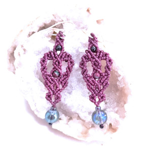 RÓŻOWA Kokarda szafir i kryształ górski w makramie lekkie kolczyki Ag 925