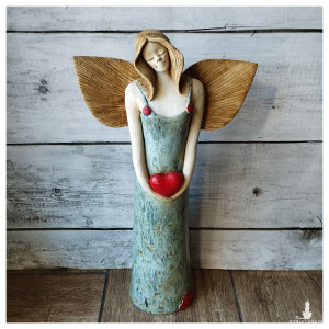 Seledynowy anioł z sercem