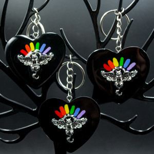 Brelok gotycki serce z latającym kotem i tęczą