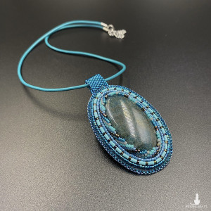 Naszyjnik z apatytem, haft koralikowy #806